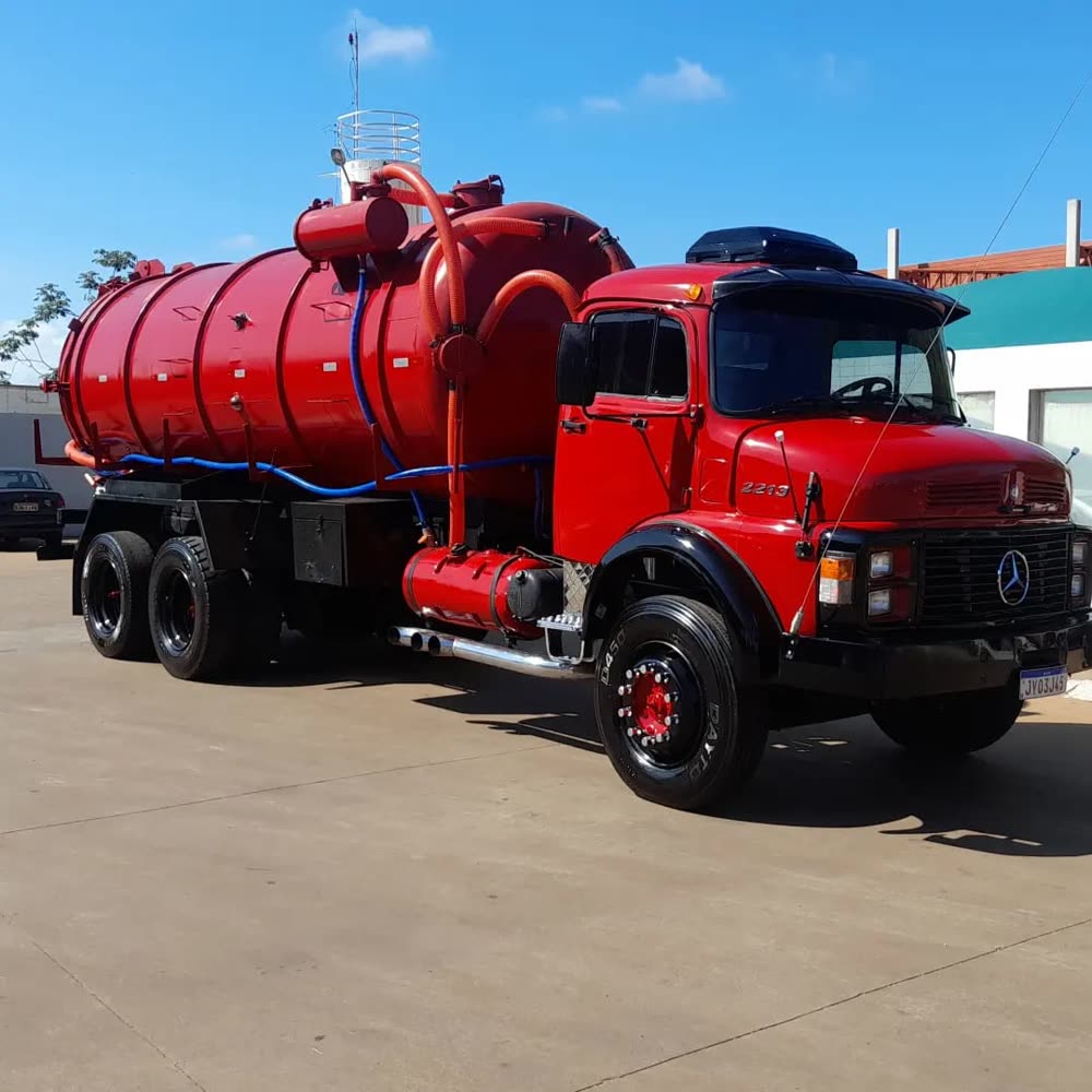 O Bruto, caminhão Mercedes vermelho com tanque vermelho, reformado