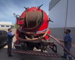 Equipe operando o caminhão vermelho