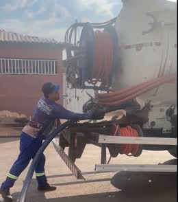 Operador conectando o mangote ao caminhão