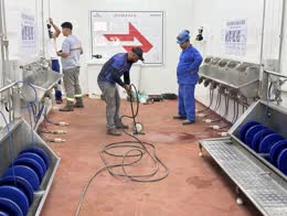 Limpeza de ralo em área industrial