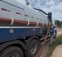 Sucção de fossa com caminhão-tanque