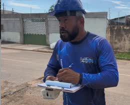 Técnico fazendo o orçamento no local