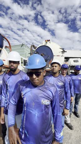 Equipe enfileirada no pátio