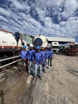 Equipe uniformizada no pátio
