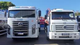 Dois caminhões da frota lado a lado